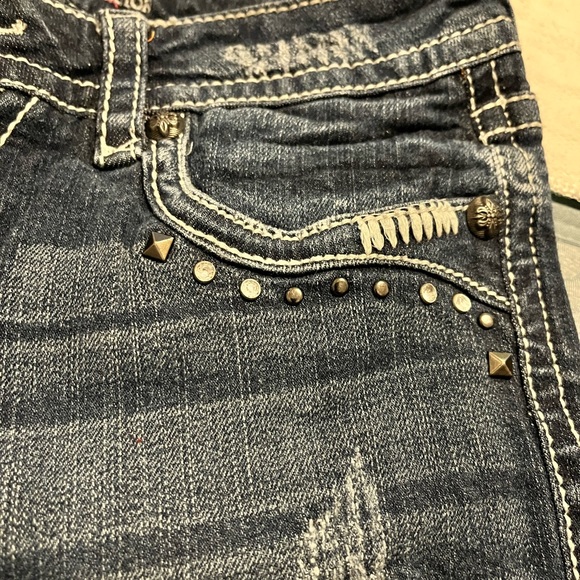 𝓥𝓪𝓷𝓲𝓽𝔂 𝓭𝓲𝓢𝓽𝓻𝓮𝓢𝓢𝓮𝓭 𝓫𝓮𝓻𝓶𝓾𝓭𝓪𝓢 - Picture 10 of 11